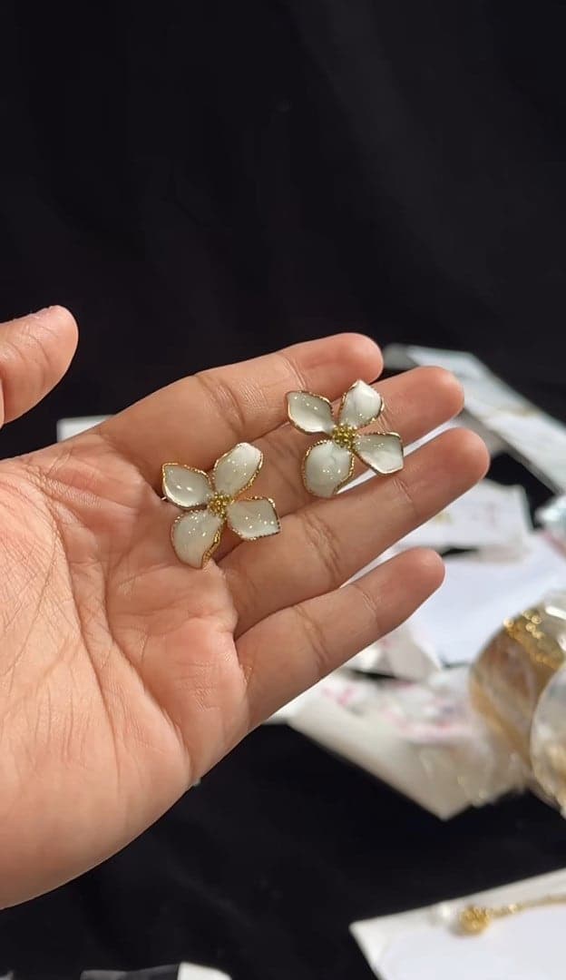 White floral studs 🦢